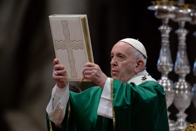 PopeFrancis_with_Bible_CNA_